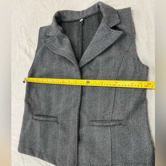 🛍️ 4 for $20 🛍️ Women's Gray Herringbone Vest - Picture 3 of 3